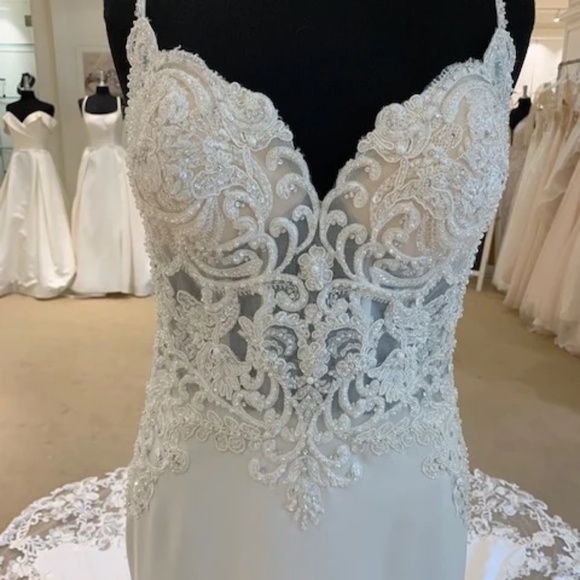 Stunning Pre-Owned Allure Bridals Wedding Gown - Ivory/Nude Lining, Size 10 - Picture 2 of 15